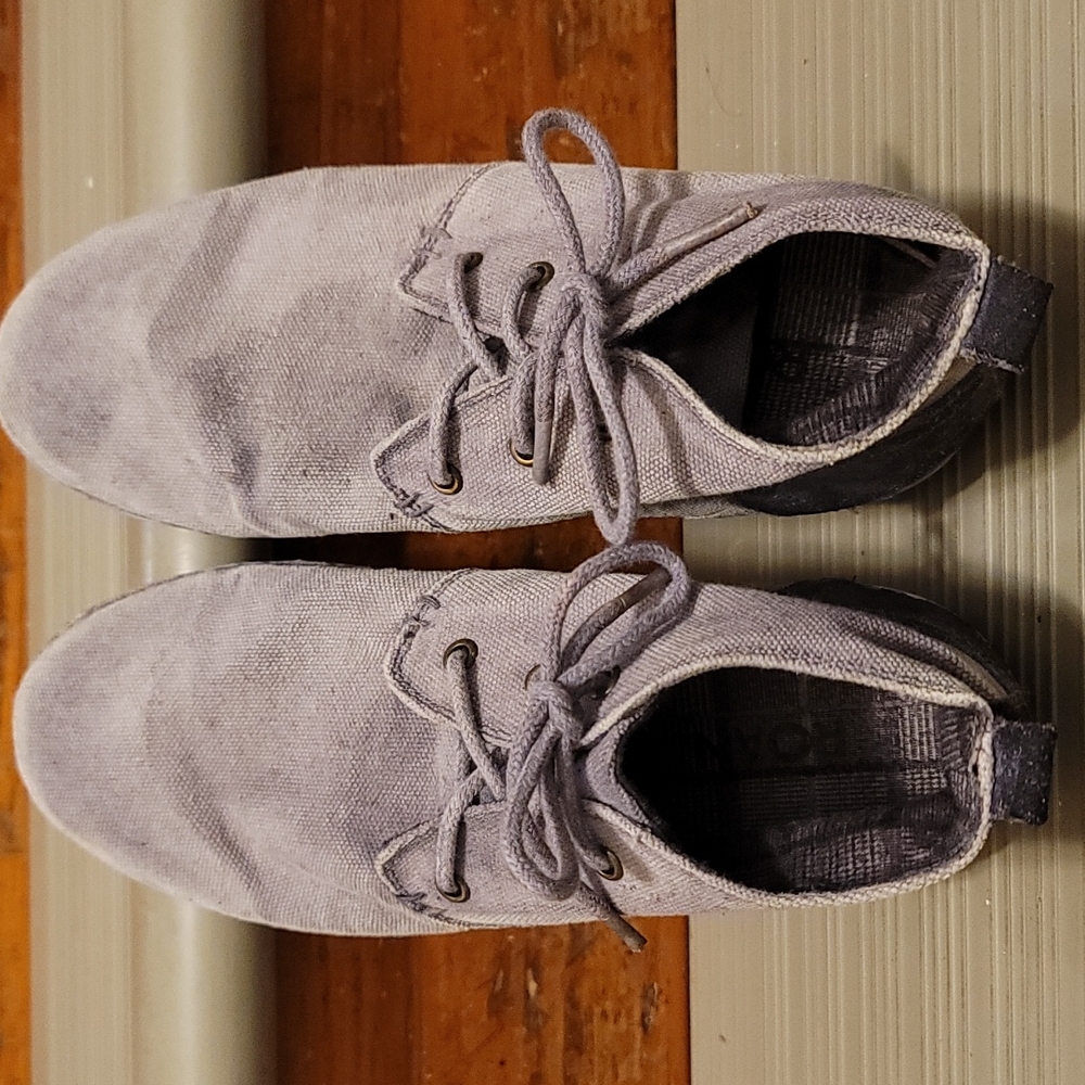 Men Sneaker shoe size 8.